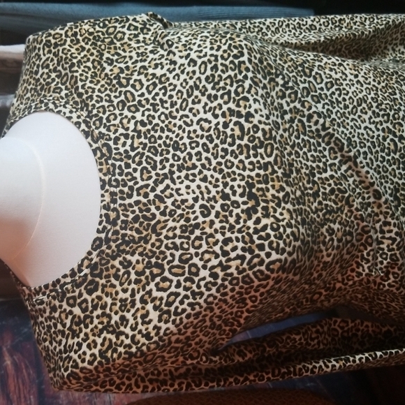 Jny Sport | Leopard Print Long Sleeved Knit Top - Picture 2 of 7
